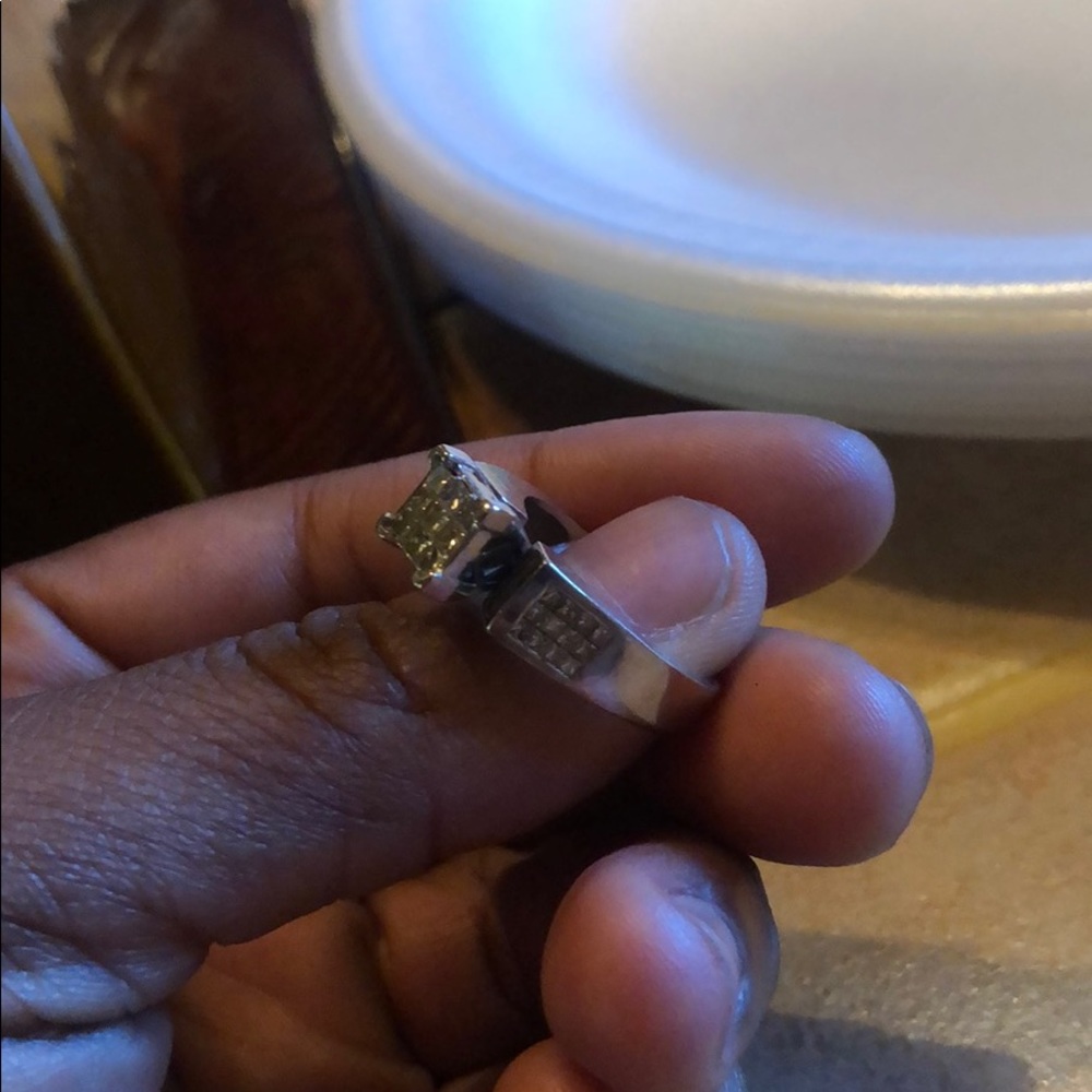 Ring - Picture 3 of 4
